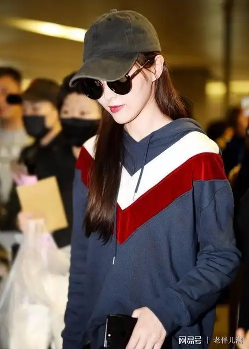 唐嫣现身机场撞色卫衣搭配棒球帽休闲气质十足