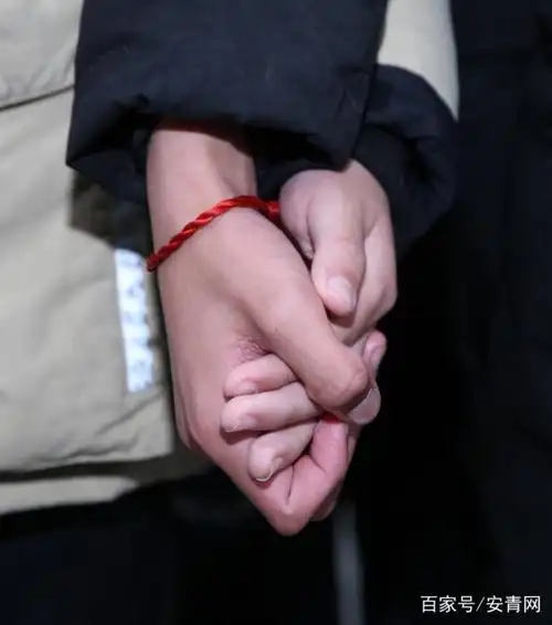 一根红带手牵手 传递同学友爱情