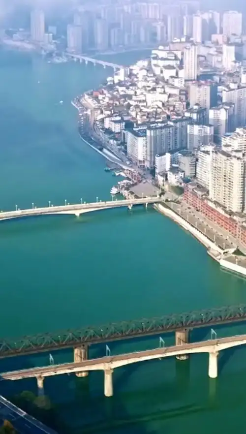 航拍的紫阳县城