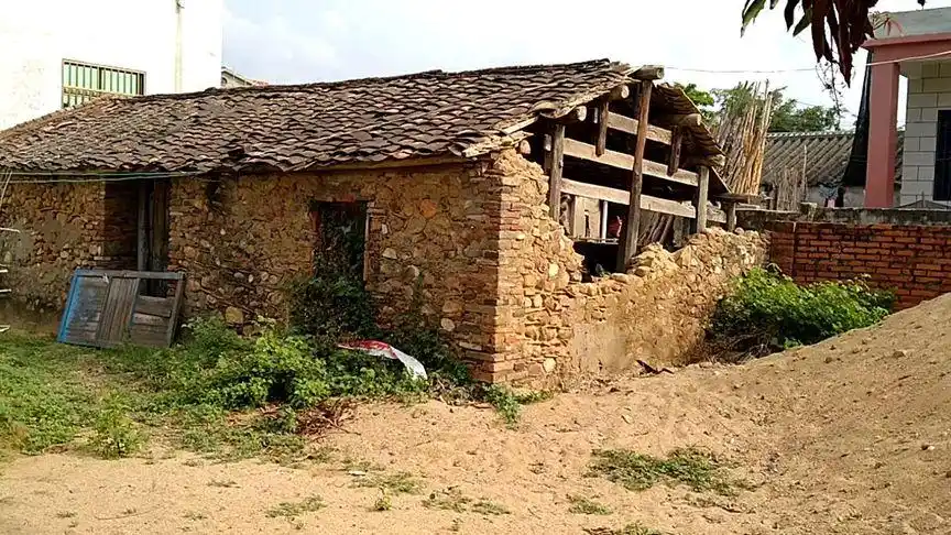 这种房破破烂烂算不算危房?为什么人家有危房改造?他们都没有.