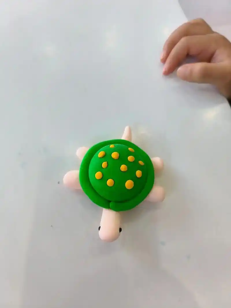 小朋友的快乐就是如此简单 #橡皮泥手工制作 #童年时光的快 - 抖音