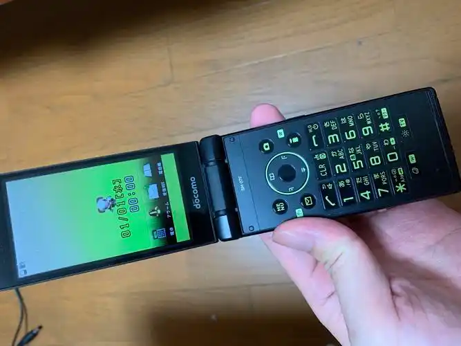 docomo 翻盖手机 2000日元,可刀