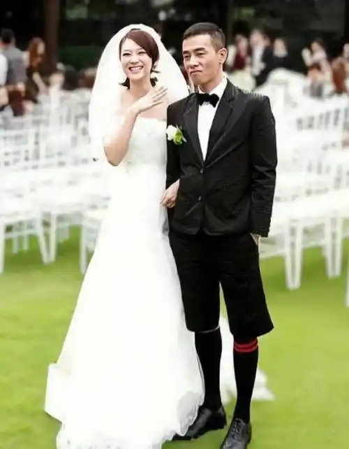 应采儿庆祝结婚13周年,与老公陈小春高调撒糖,穿情侣装亲吻超甜_儿子