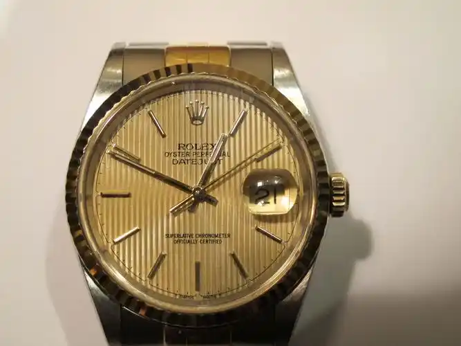 请问哪位大侠这旧款劳力士的型号和年份,市值多少,现转手可卖多少钱?