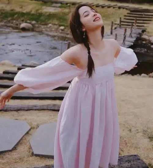 却又不是"骨感身材",她的身上该有肉的地方有肉,是很多女生所羡慕的