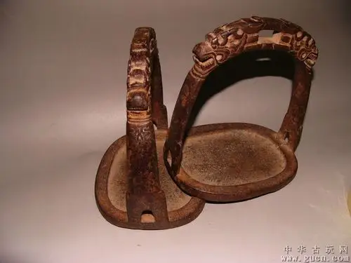 清早期雕刻嵌铜错银龙首官用马镫一对