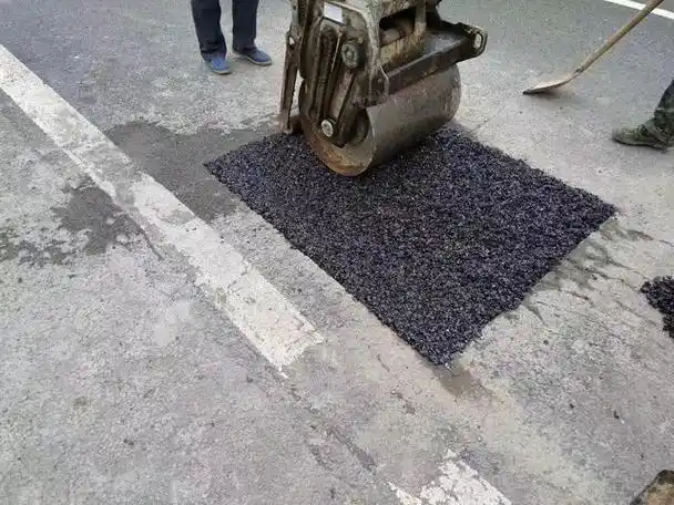 就现在的物价而言,一吨水泥的价格不到300,而一吨沥青的话就要1500