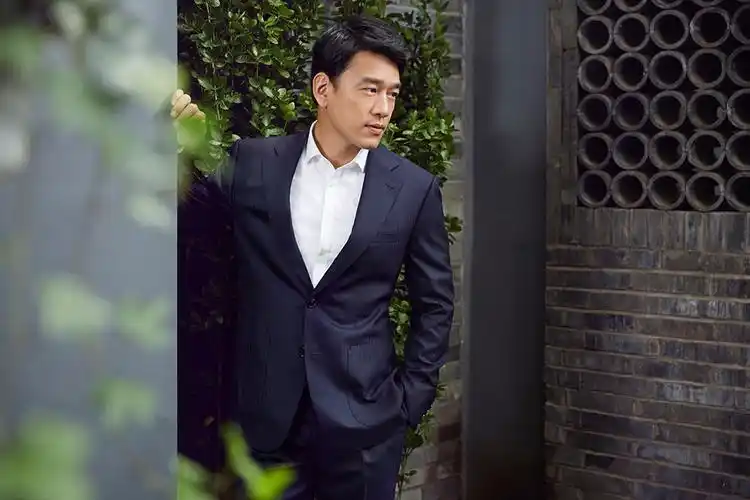 王耀庆经典西装写真曝光风度翩翩尽显沉稳干练