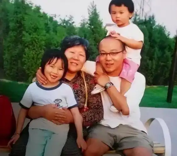 窦靖童个人简历资料 窦靖童谈爸爸窦唯 - 歌词译