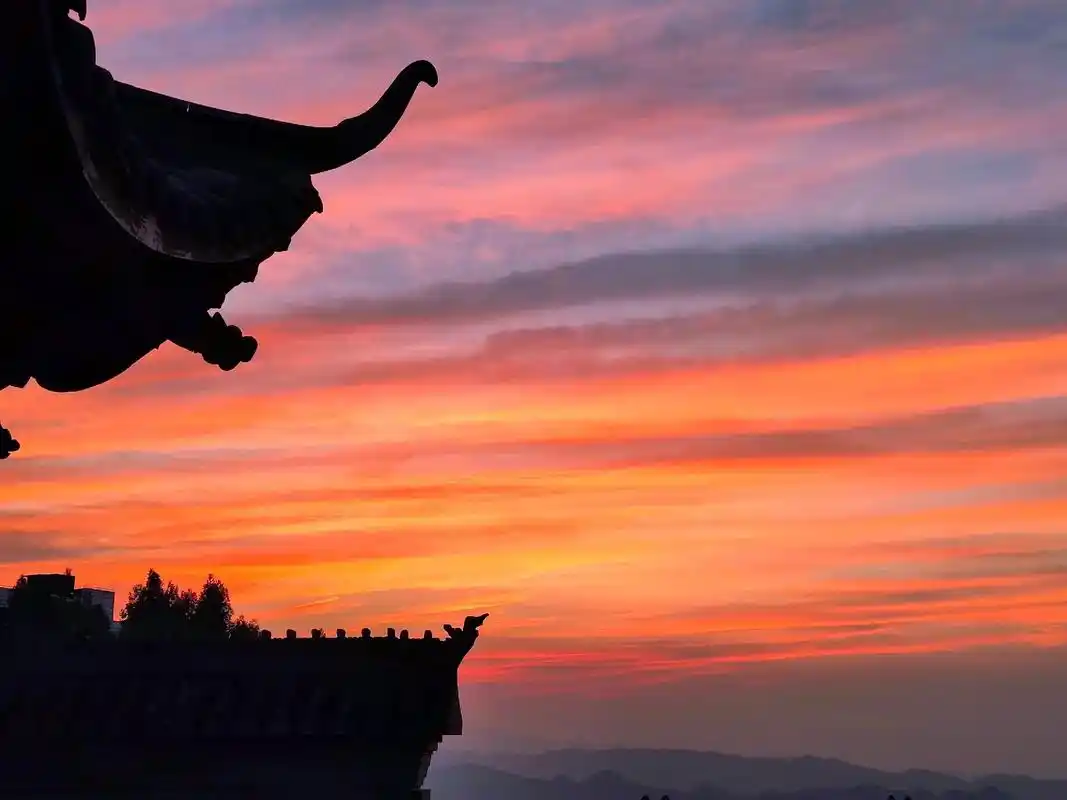 太阳出来什么山峰渐渐显现出来 - 抖音