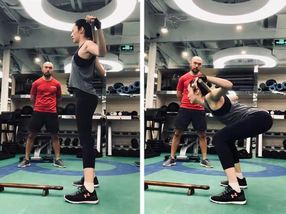 姚晨晒出健身照穿朴素运动装撸铁动作娴熟40岁身材气质都挺好