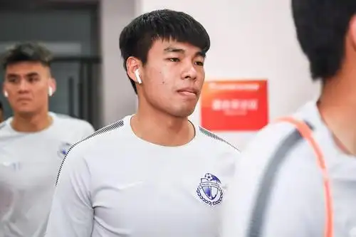 李帅明年或将留在大连!贝帅携李帅出席发布会,估计是降服了他