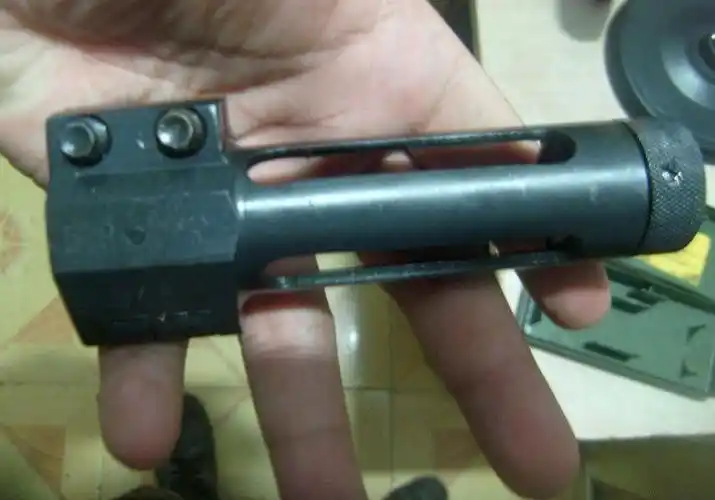 的枪械枪口,用以收束空包弹装药燃烧废气,以便提供足够压力进行退壳