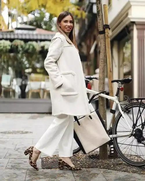 白色外套如何搭配裤子?