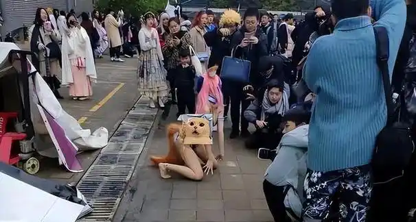 漫展上摆出易走光下跪姿势网友一看不用叫保安没违规