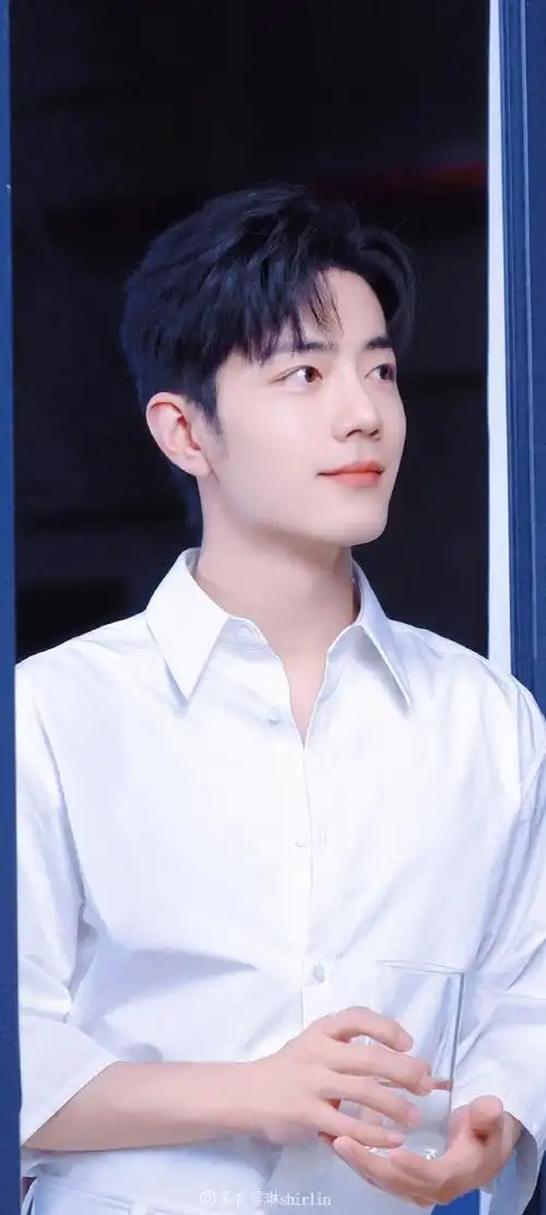 肖战工作室周末放饭#简单的白衬衫,被肖战穿出别样风情,美神肖战档