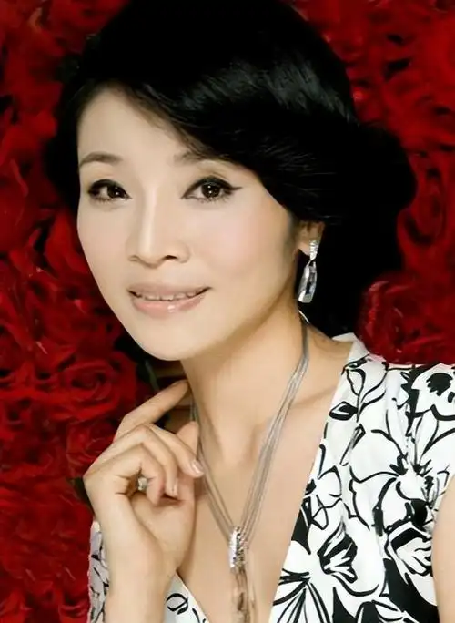 回顾歌唱家李丹阳56岁仍未婚父母相继去世后她却只想当母亲