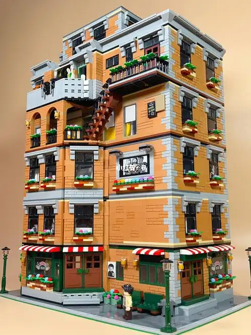 粉雄救兵加入乐高老友记大楼5层变6层