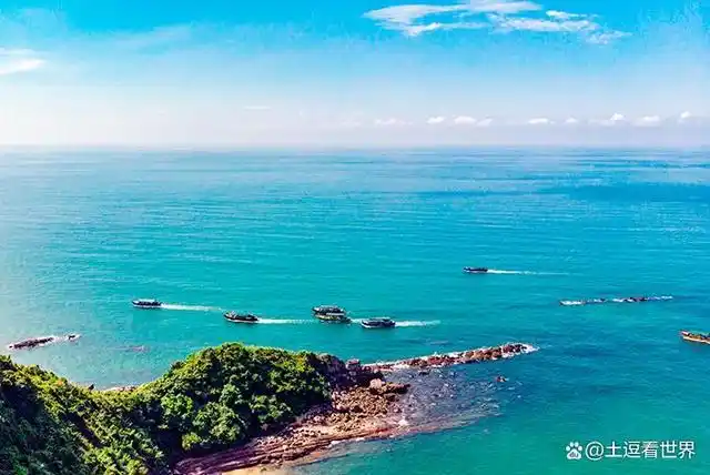 海岸线绵长,沙质细软,海不扬波,林带葱郁,被誉为中国的夏威夷