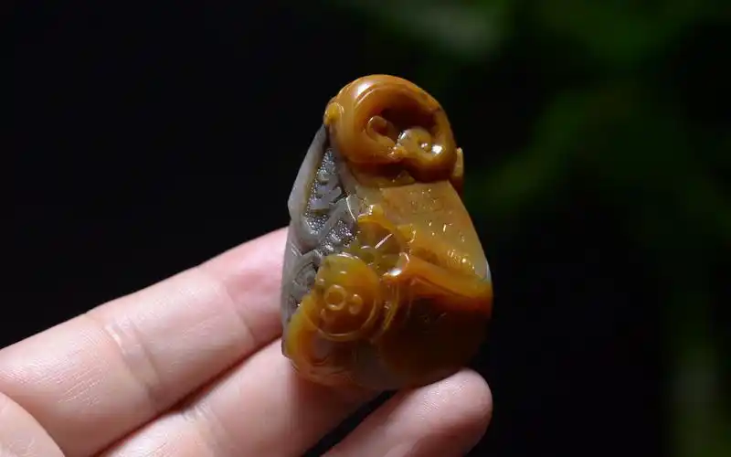 今日拍品:新疆和田三色鸡油黄沁白玉独籽锦灰堆