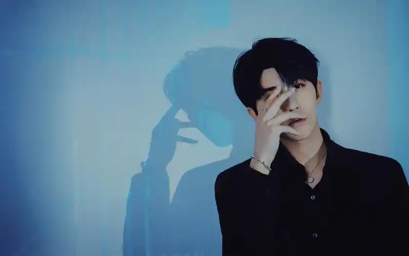 蔡徐坤冷峻帅气图片桌面壁纸