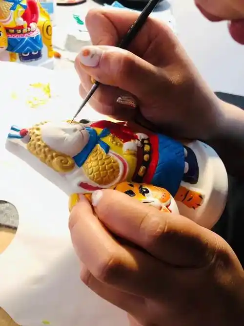 非遗在中秋与新一代民俗文化传承人制作老北京兔儿爷