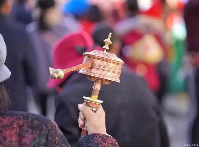 转经筒是藏传佛教中的一种重要的信仰仪式,被广泛应用于各种佛教活动