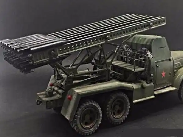 喀秋莎多管火箭炮的滑轨床共有8条发射滑轨,每条滑轨上下各悬挂一枚