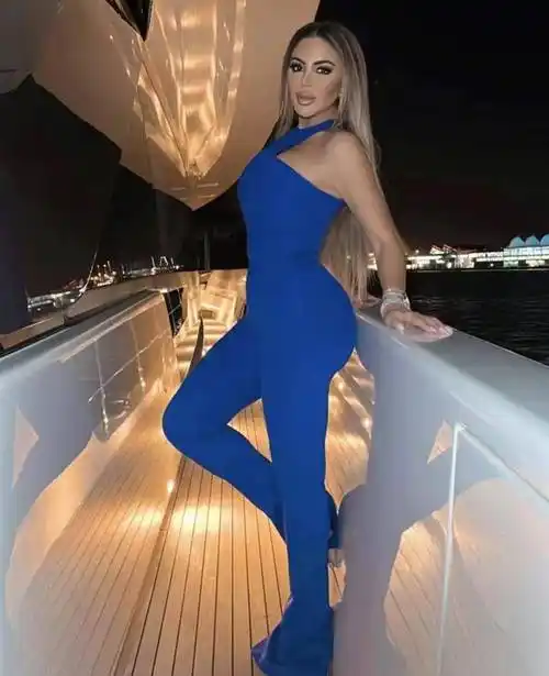 快乐的皮蓬前妻,入住豪华酒店,海边游泳,晒泳装照,生活太精彩_拉尔萨