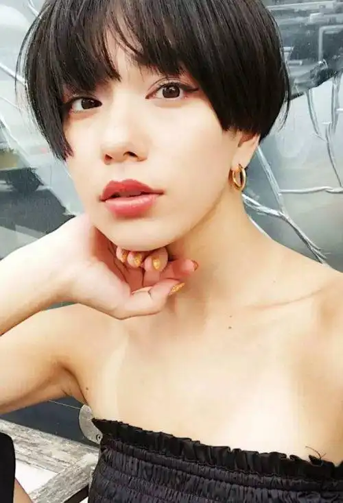 尖下巴女生剪短头发设计