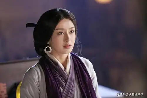 曾与黄晓明同居4年,27岁就已身价过亿,今41岁人气不输杨颖_秦岚