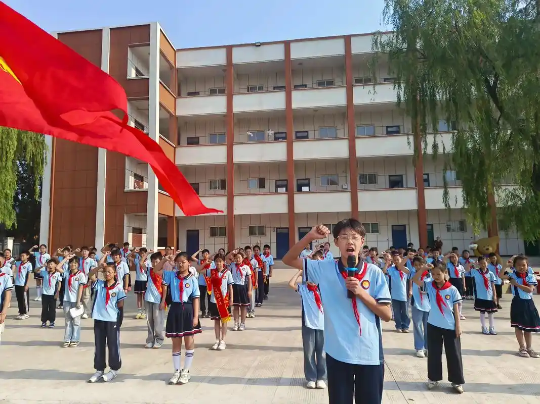 我们是光荣的少年先锋队员,鲜艳的红领巾飘扬在前胸