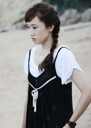 新《红》袭人化身富商贾 李艳又添新"座驾"