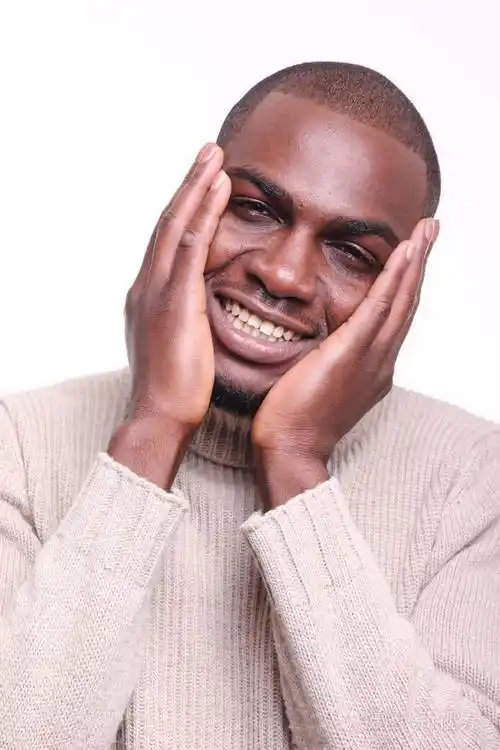 微笑的黑人摆姿势