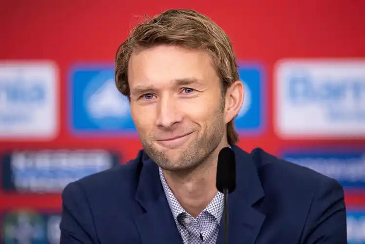 采访时表示,德甲转会窗也应缩短第一轮联赛前才关闭