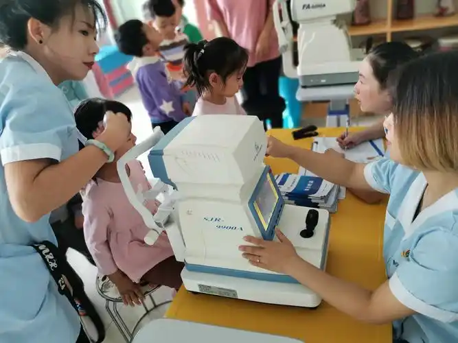 从小做起——久明视力服务中心助力新航幼儿园义务为小朋友检查眼睛