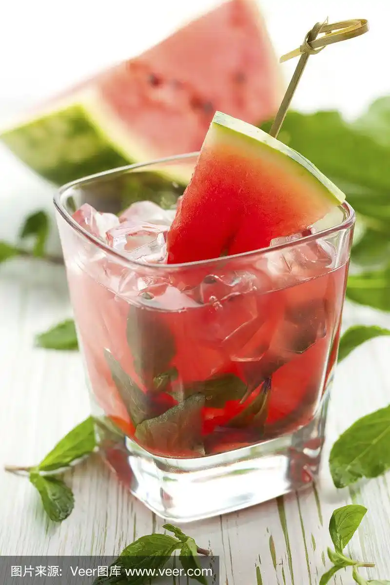 西瓜莫吉托鸡尾酒,薄荷和西瓜片