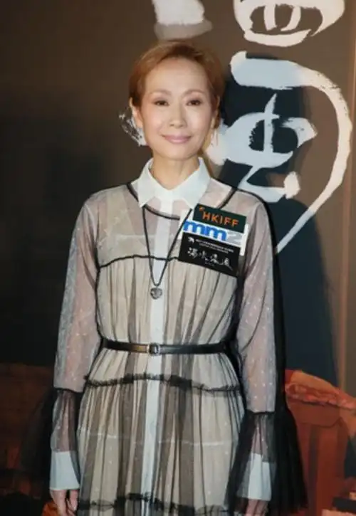 58岁叶童老得很真实,穿一身纱裙身形消瘦,皱纹明显气质却高级