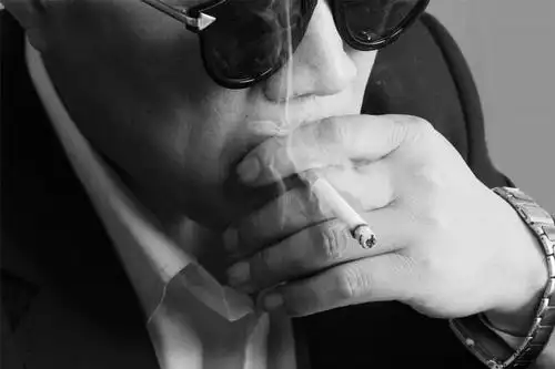 男子抽烟黑白照片