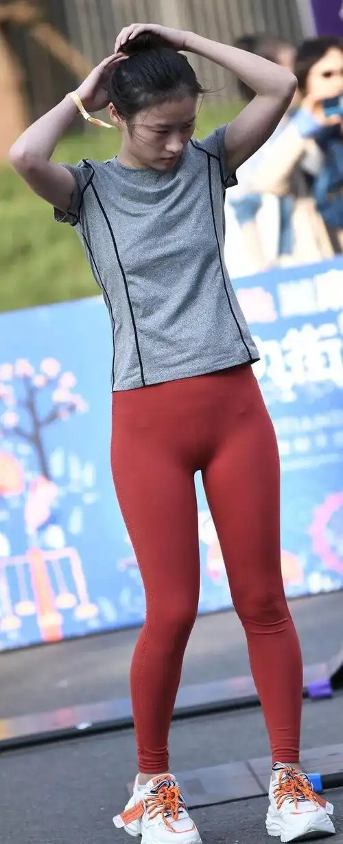 时尚街拍:瑜伽裤走红背后的灵魂.