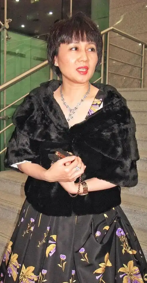 赌王四太梁安琪也是穿搭高手红色大衣配长筒靴用丝巾来提亮