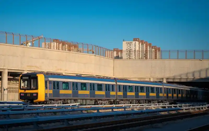 北京地铁7号线晚高峰车辆出库