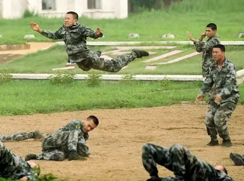 北京卫戍区警卫三师向外国记者展示战斗技能