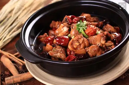重庆鸡公煲因其鸡肉肉质香嫩爽滑,滋味浓,制作形式新颖