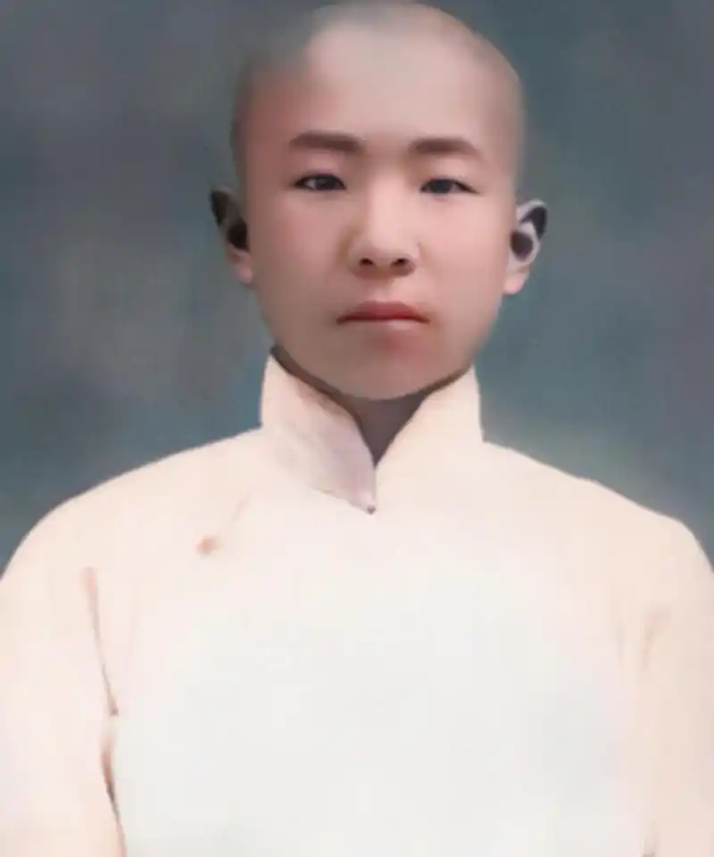 这张照片中的男孩,身穿小白褂,光头晒着阳光,看起来很像戏班里的小