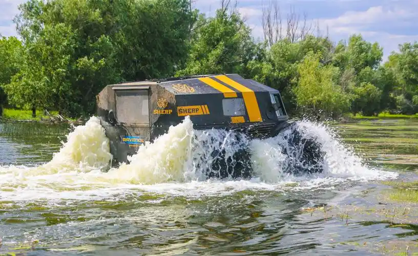 地表最强越野车:水陆两栖,能装14个俄罗斯大汉,轮胎比车身还大!