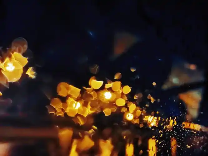 霓虹刺眼灯光恍惚亦幻亦真