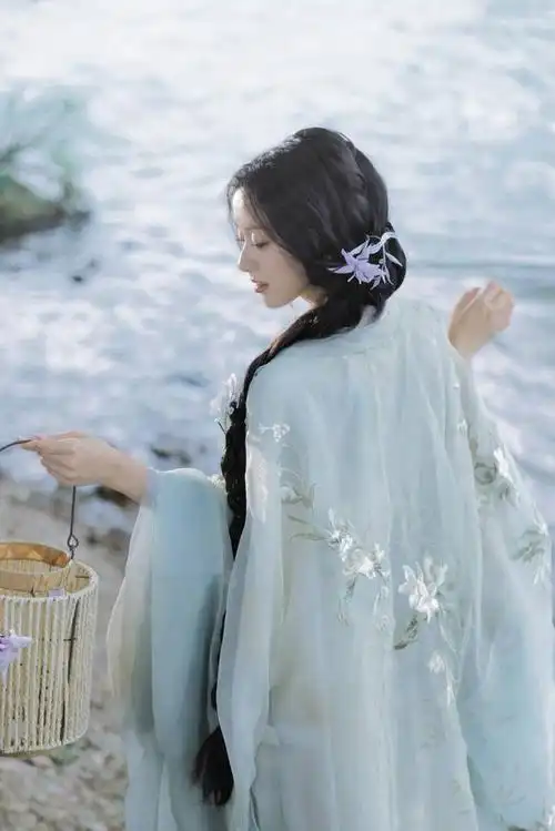 包上恩穿古风襦裙温婉秀美 撑伞回眸宛如林中仙子