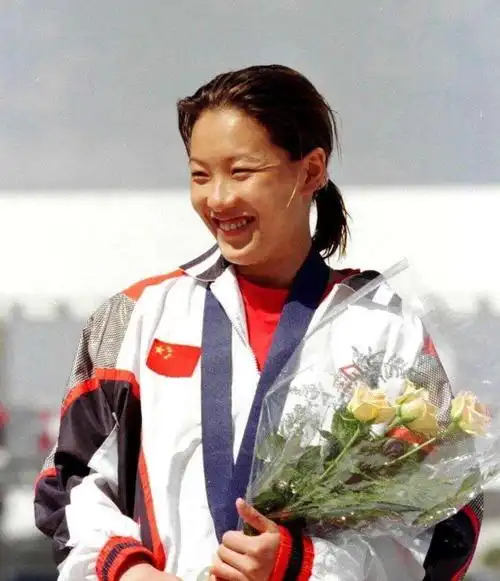 回顾跳水女皇伏明霞嫁大26岁丈夫婚后5年生3胎比郭晶晶还幸福