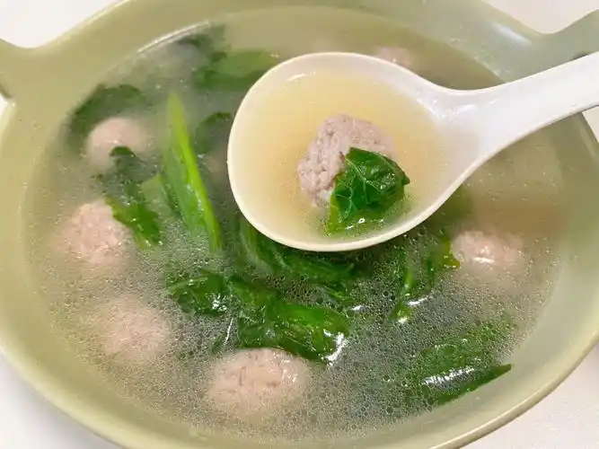 给她做一碗小白菜肉丸汤97丸子爽口有弹性,汤鲜肉糯7815准备好